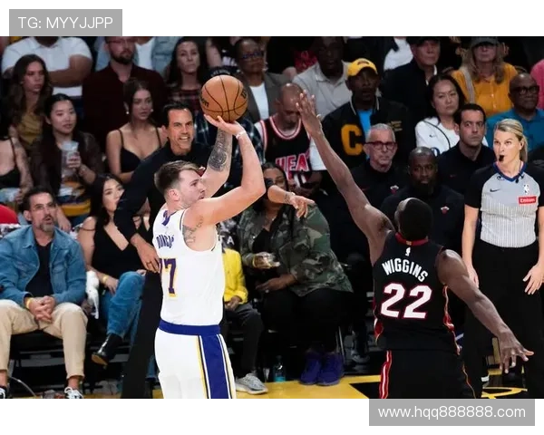 NBA赛季最新动态:詹姆斯迎战库里,热火队表现亮眼,东部联盟竞争激烈